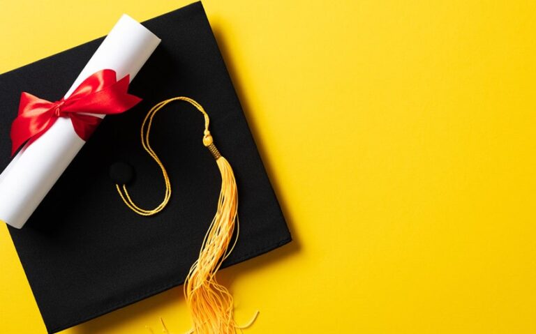 what side does the tassel go on before you graduate